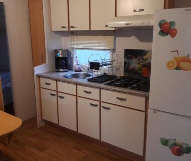 Cuisine intérieure avec évier plaques de cuisson et réfrigérateur dans le Bungalow a hyeres