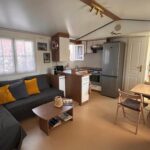 Intérieur salon et kitchenette du Bungalow bord de Lac Biscarosse