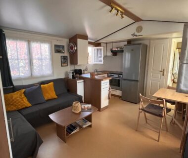 Intérieur salon et kitchenette du Bungalow bord de Lac Biscarosse