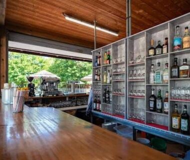 Bar extérieur et comptoir face à la piscine au Bungalow bord de Lac Biscarosse