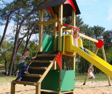 Aire de jeux avec toboggan au Bungalow bord de Lac Biscarosse