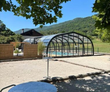 Piscine couverte au camping Bel Air Village