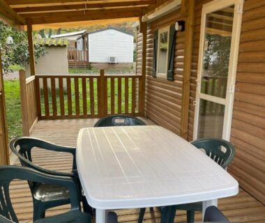 Terrasse couverte avec table et chaises du Bungalow camping la Berge fleurie