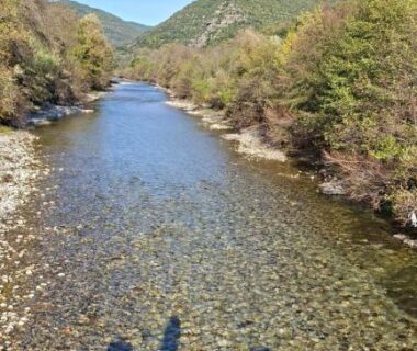 Rivière et berges avec collines et ciel bleu au Bungalow camping la Berge fleurie