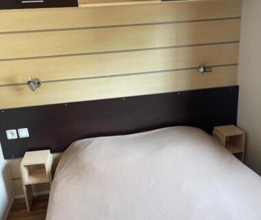 Intérieur chambre avec lit double et chevets du Bungalow camping la Berge fleurie