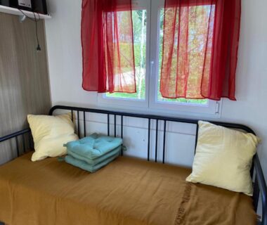 Intérieur du bungalow avec banquette et coussins dans le Bungalow climatisé dans un bel écrin de nature