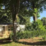 Emplacement boisé avec mobil-home et terrasse au Bungalow climatisé dans un bel écrin de nature