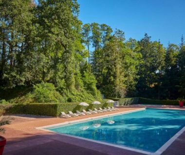 Piscine extérieure entourée d'arbres au Bungalow climatisé dans un bel écrin de nature