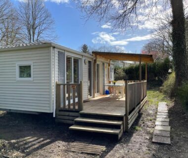 Terrasse en bois devant le mobil-home du Bungalow climatisé dans un bel écrin de nature