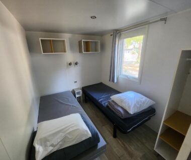 Chambre avec deux lits simples dans le Bungalow confort du Camping 4 étoiles Canet Front de mer