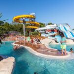 Piscine avec toboggans et baigneurs au Bungalow confort du Camping 4 étoiles Canet Front de mer