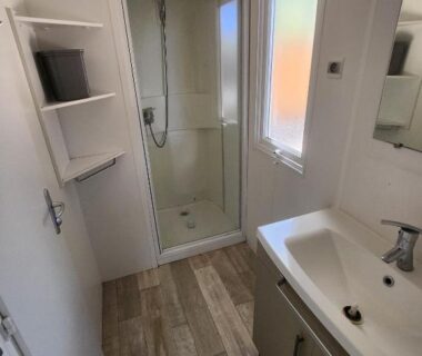 Salle de bain avec douche et lavabo dans le Bungalow confort du Camping 4 étoiles Canet Front de mer