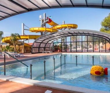 Piscine couverte avec toboggan au Bungalow confort du Camping 4 étoiles Canet Front de mer