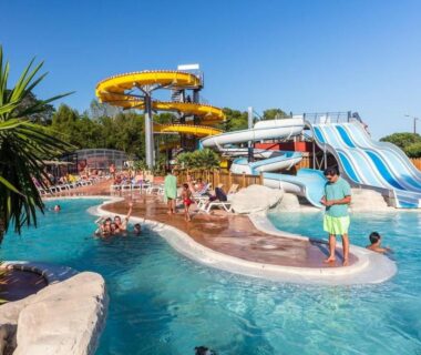Piscine avec toboggans et baigneurs au Bungalow confort du Camping 4 étoiles Canet Front de mer