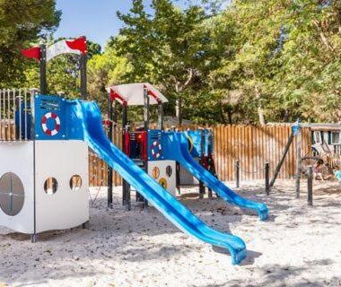 Aire de jeux extérieure avec toboggans au Bungalow confort dans Camping 4 étoiles Canet Front de mer