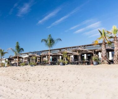 Plage et terrasses ombragées au Bungalow confort du Camping 4 étoiles Canet Front de mer