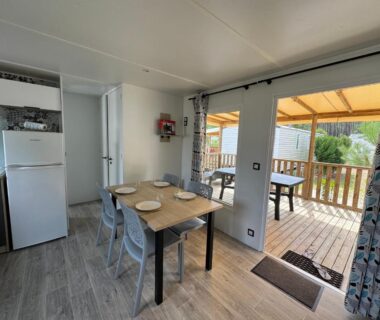 Intérieur avec table à manger et terrasse couverte dans le Bungalow du bassin