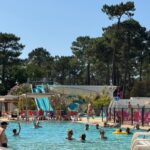 Piscine extérieure avec baigneurs et toboggans au Bungalow du bassin