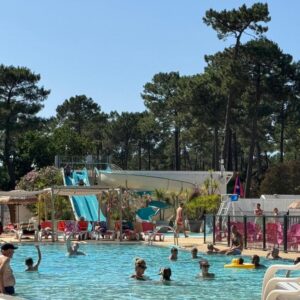 Piscine extérieure avec baigneurs et toboggans au Bungalow du bassin