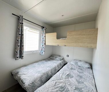 Chambre avec deux lits simples et fenêtre dans le Bungalow du bassin