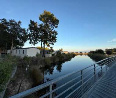 Bord d'un canal avec passerelle et bungalows au Bungalow du bonheur