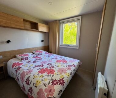 Chambre avec lit double et fenêtre sur jardin du Bungalow jardin les Viviers cap-ferret