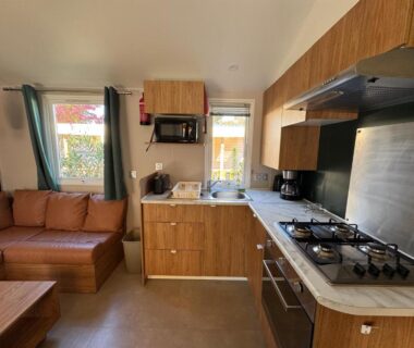 Intérieur avec kitchenette et canapé du Bungalow jardin les Viviers cap-ferret