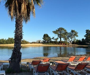 Bord de l'eau avec chaises longues au Bungalow jardin les Viviers cap-ferret