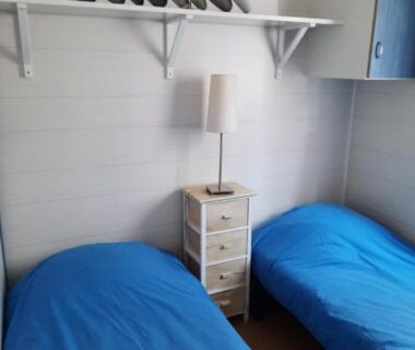 Chambre avec deux lits simples et lampe du Bungalow la toison d or plage de Pampelonne Saint Tropez 4D05