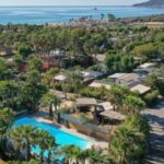 Piscine entourée de palmiers avec vue mer au Bungalow la toison d or plage de Pampelonne Saint TROPEZ 4D05