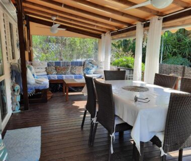 Terrasse couverte avec table et salon dans le Bungalow la toison d or plage de Pampelonne Saint TROPEZ 4D05