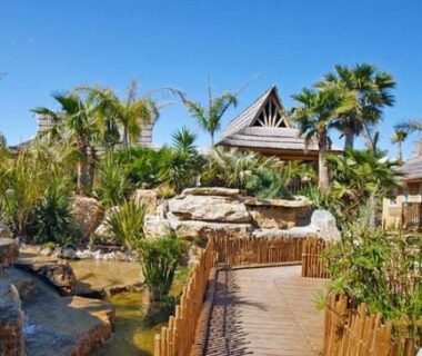 Allée en bois avec bassins et palmiers au Bungalow la toison d or plage de Pampelonne Saint TROPEZ 4D05