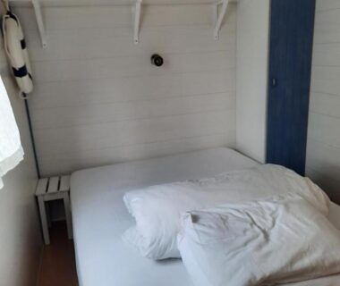 Chambre avec lit et décor nautique dans le Bungalow la toison d or plage de Pampelonne Saint TROPEZ 4D05