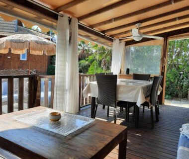 Terrasse couverte avec coin repas et salon du Bungalow la toison d or plage de Pampelonne Saint TROPEZ 4D05