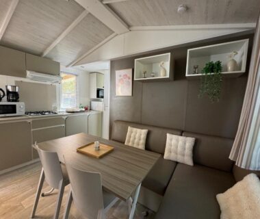 Intérieur avec kitchenette et coin repas du Bungalow les Embruns