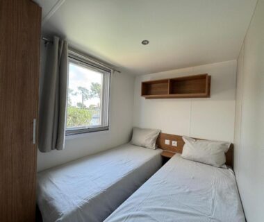Chambre avec deux lits simples dans le Bungalow moderne vue bassin les viviers Cap-ferret