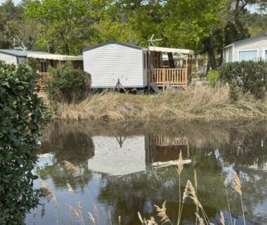 Bassin et mobil-home en bord d'eau au Bungalow moderne vue bassin les viviers Cap-ferret