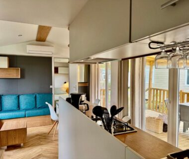 Intérieur avec cuisine ouverte et terrasse donnant sur le bassin du Bungalow moderne vue bassin les viviers Cap-ferret