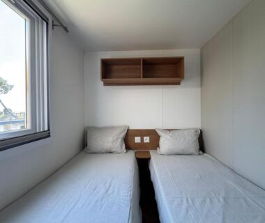Chambre avec deux lits simples dans le bungalow moderne vue bassin Les Viviers Cap Ferret