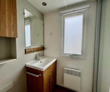Salle de bain avec lavabo et miroir du Bungalow moderne vue bassin les viviers Cap-ferret