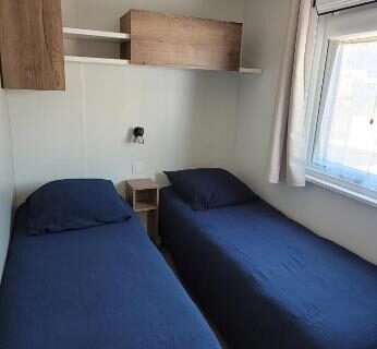 Chambre avec deux lits simples et climatisation dans le bungalow neuf 6 places au calme