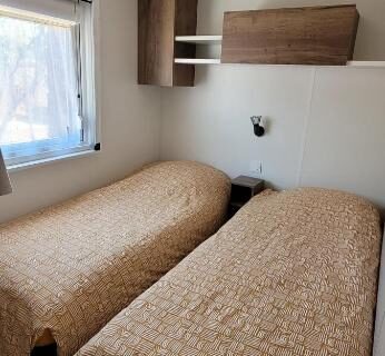 Chambre avec deux lits simples et rangement dans le Bungalow neuf 6 places au calme proche océan et lac