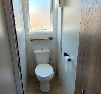 WC et lavabo dans le bungalow neuf 6 places au calme proche océan et lac