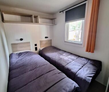 Chambre avec deux lits et fenêtre dans le Bungalow proche mer CARRY LE ROUET