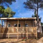 Terrasse en bois ombragée du Bungalow proche mer CARRY LE ROUET