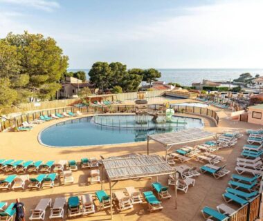 Solarium et piscine avec transats face à la mer au Bungalow proche mer CARRY LE ROUET