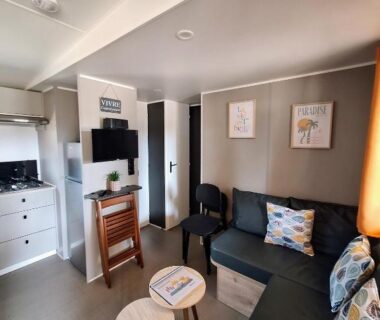 Salon avec kitchenette et canapé dans le Bungalow proche mer CARRY LE ROUET