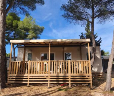 Terrasse en bois ombragée du Bungalow proche mer CARRY LE ROUET