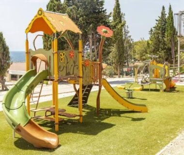 Aire de jeux extérieure avec toboggans au Bungalow proche mer CARRY LE ROUET