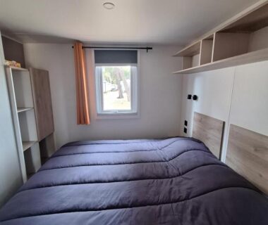 Chambre avec lit double et rangement dans le bungalow Bungalow proche mer CARRY LE ROUET